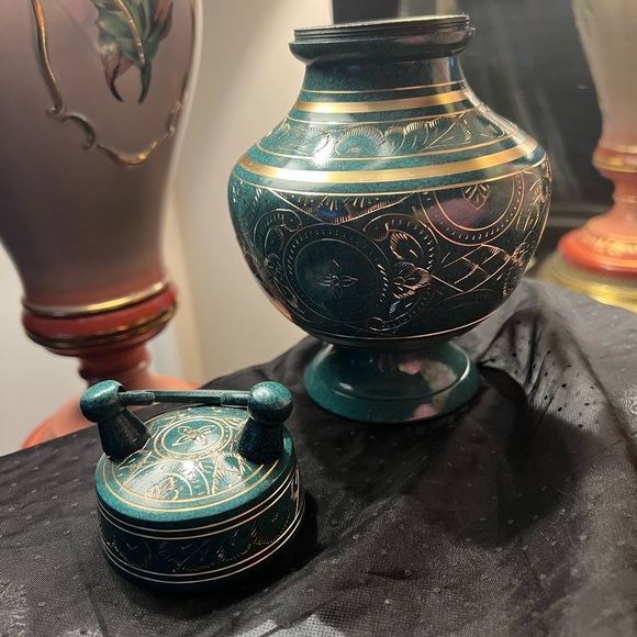 Elinora’s brass and patina, hand carved, polished small pet urn. - Picture 3 of 10